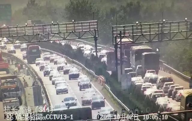 根据杭州交警的信息:11点45分杭州绕城高速良渚收费站进口往三墩方向