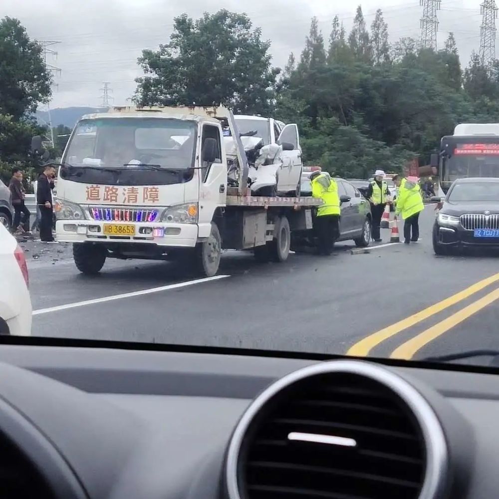 这起交通事故也 造成该路段堵车,塞车严重