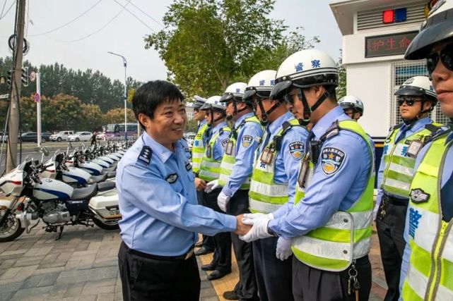 滑县公安局局长张国庆慰问双节值班执勤民警