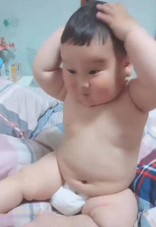 宝宝太胖,捏肚子上的肉紧皱眉头,网友:从小就有了减肥
