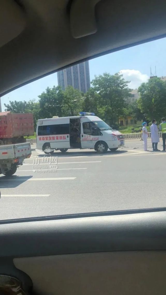 莆田街头突发严重车祸!场面触目惊心.