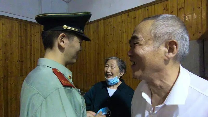 上海外滩大客流刷新去年纪录!奶奶偷偷探望执勤孙子,看哭网友