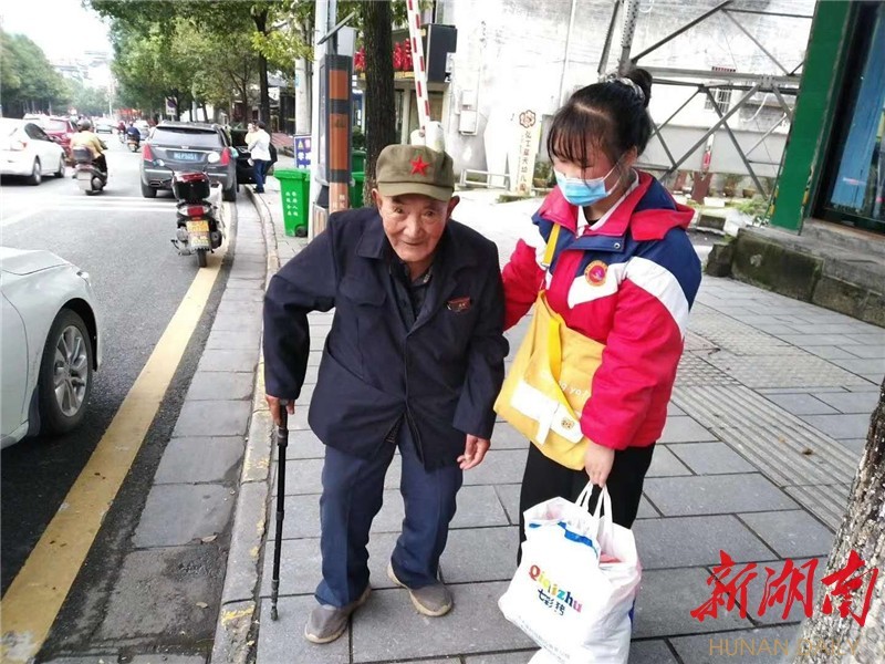 暖心!凤凰县一初三学生扶老人过马路并送上车