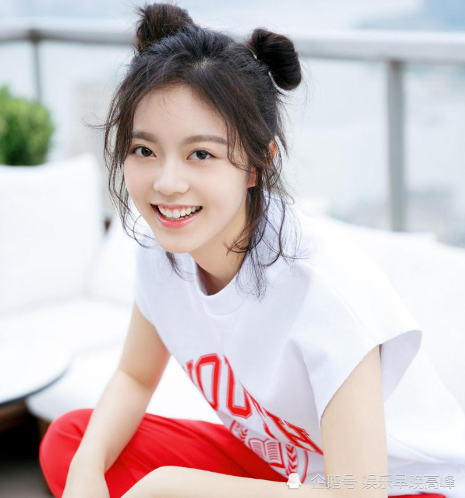 赵今麦校内被抓拍脚上鞋子成亮点这才是对学生身份最大的尊敬