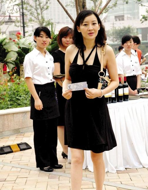 2009年,孙楠为娶潘蔚与买红妹离婚,今买红妹的"报复"堪称教科书