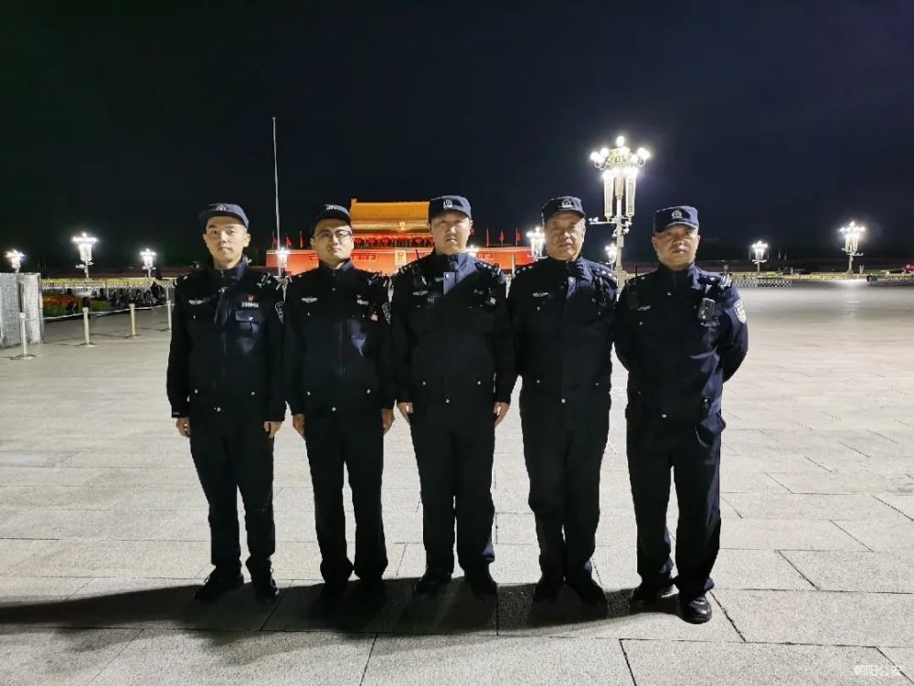 当中秋邂逅国庆 "中国红"也有"警察蓝"相伴