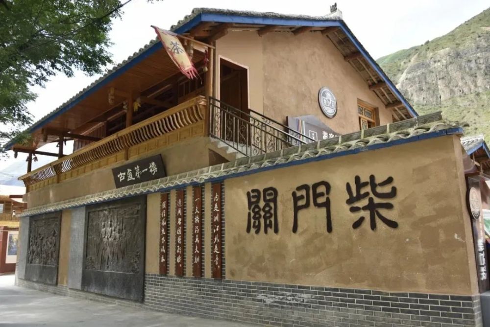 柴门关地处川甘交界,紧邻国道247线,是进入九寨沟的东大门,这里海拔仅