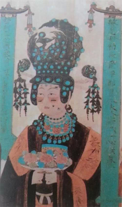 出现在人物衣冠服饰上的,如五代第61窟东壁北侧所绘于阗国王之女,头戴