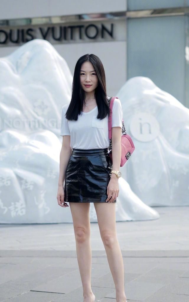 秋天适合穿皮裙,美女用皮裙搭配高跟鞋,显身姿曼妙气质迷人