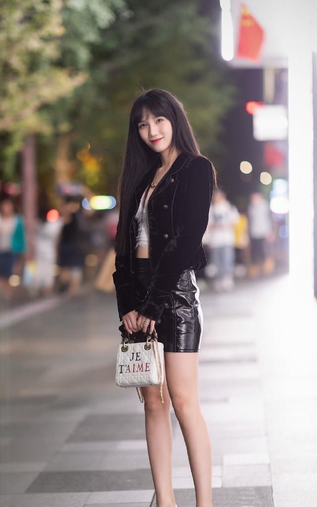 秋天适合穿皮裙,美女用皮裙搭配高跟鞋,显身姿曼妙气质迷人