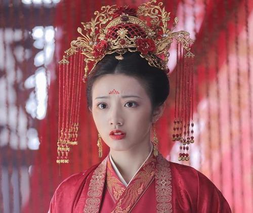 其实剧中合作是再正常不过的事,毕竟《长安诺》的女主赵樱子在《琉璃