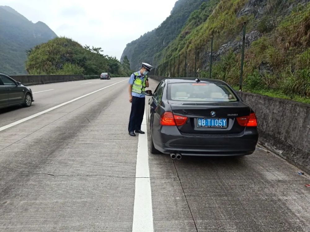 车牌:粤x2101j 许广高速阳山段北行1176km