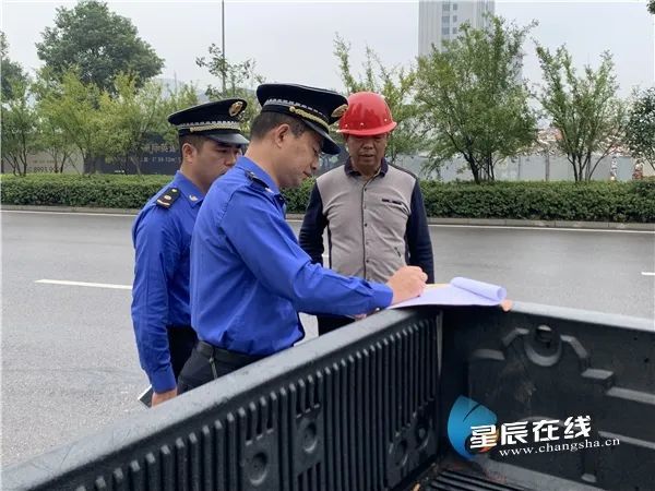 长沙市城管局及各区城管执法大队积极行动,深入工地,街道,社区等地