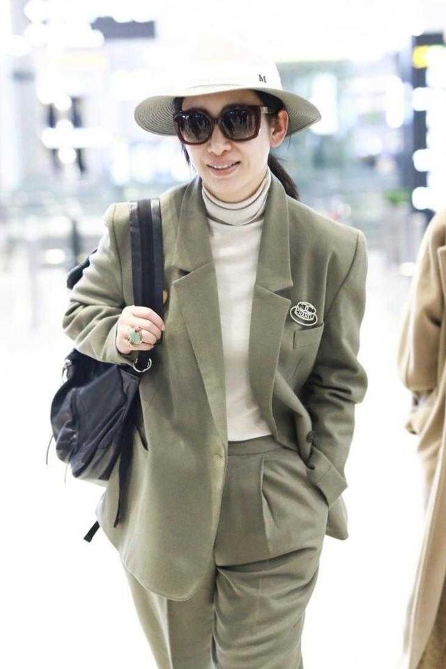 秦海璐的气质也太好了吧,穿西装套装配帽子,随便一站就有气场