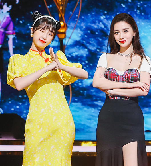 女明星同框比美,钟楚曦气场强,鞠婧祎输在身高,杨颖却