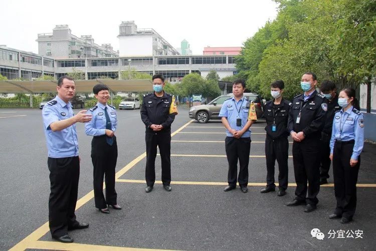 擦肩而过为了辖区的安全分宜公安的蜀黍们可谓是使出"十八般武艺"车巡