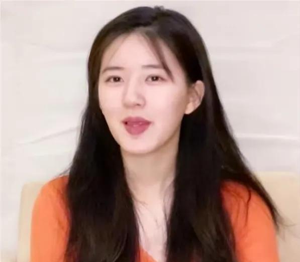 同样,卸妆之后的赵露思也是十分美丽的!