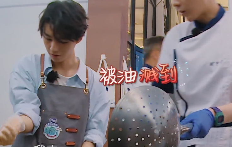中餐厅:王俊凯被热油烫伤,接下来的一个举动,网友就心疼了
