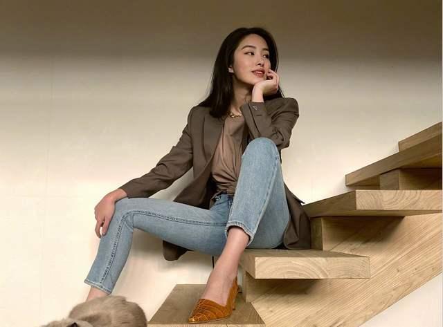 阔太杨采钰真法式西装搭牛仔裤优雅风情好像刘亦菲妈妈