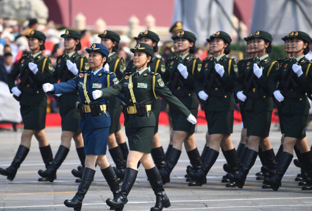 仪仗队女兵一年流1吨汗水,训练行程超过8000公里,很多带着伤病