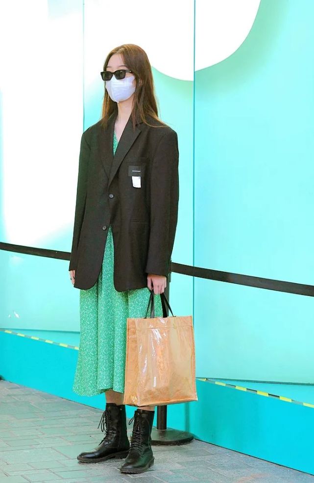 街拍:今秋,美女亦庄亦谐穿西装