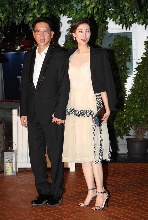 李嘉欣穿搭太减龄了穿薄纱裙配小西装50岁引领新时尚