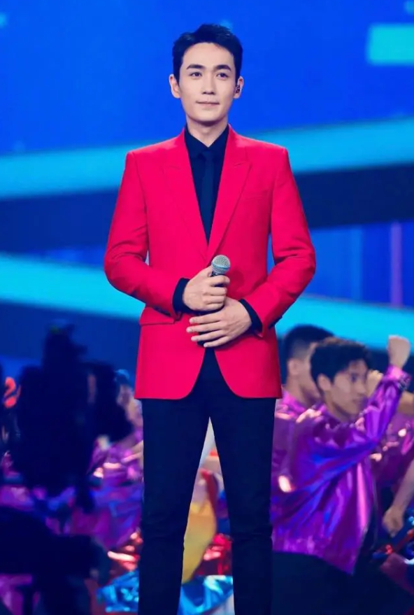 魅力男演员朱一龙,穿红色西装外套配黑衬衣,撞色搭配俊朗帅气