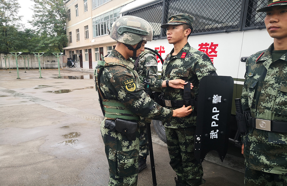 安全感爆膨!武警官兵"双节"巡逻保平安