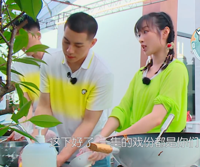 卡斯柏不让李浩菲刷碗以为她会感动听到浩菲嘀咕的话心寒