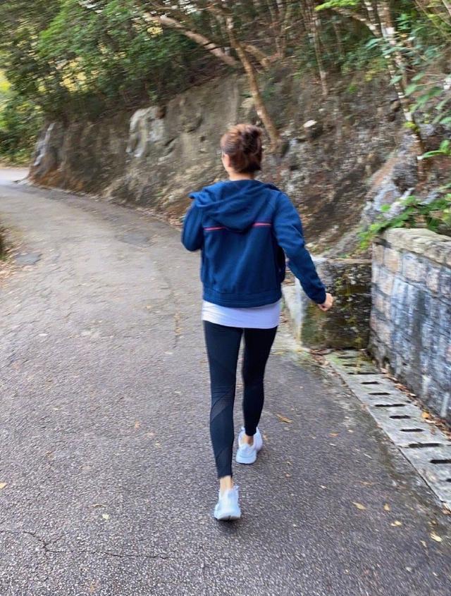 黎姿晒跑步照49岁状态如少女这才是真正的背影杀手