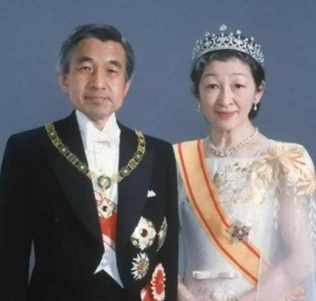 美智子拒绝与明仁天皇合葬浮华背后日本皇后有多少屈辱