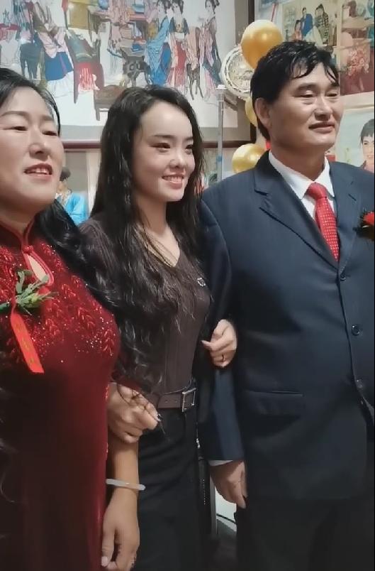 "大衣哥"朱之文儿子结婚,新娘颜值高气质好,新郎害羞显木讷