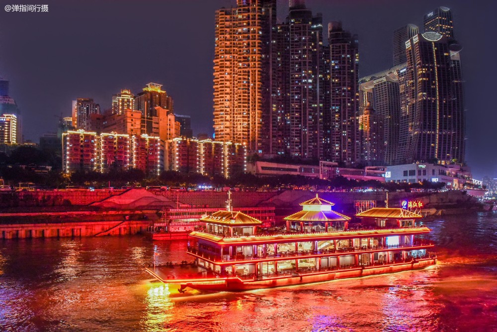 山城重庆,因绝美夜景爆红网络,是中国西部城市的"颜值