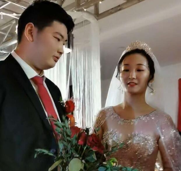 大衣哥儿子今天大婚!儿媳妇曝光正脸!给女方彩礼是房产证!