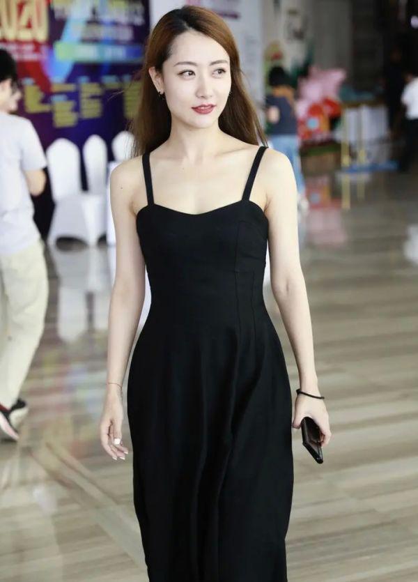 白冰这次放开了,穿吊带小黑裙秀直角肩,优越身材魅力十足