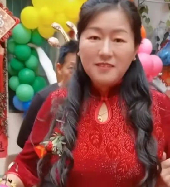 大衣哥儿子结婚,大衣嫂喜上眉梢,比儿媳妇还要漂亮!