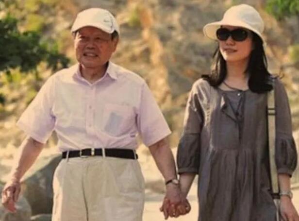 28岁翁帆嫁82岁杨振宁,结婚11年后,翁帆说出为何要嫁给他!