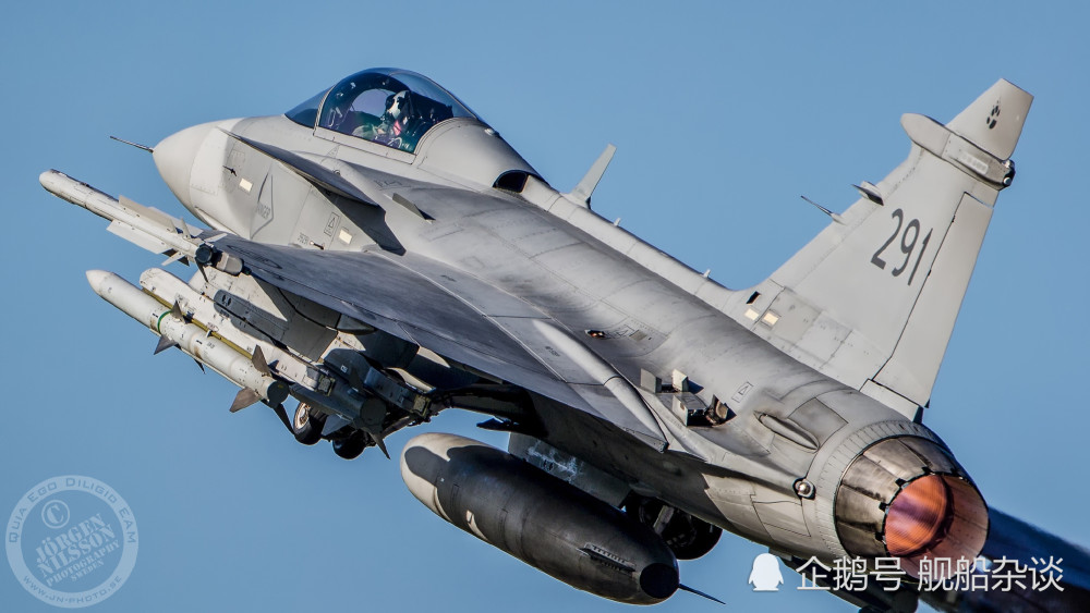 身轻如燕,云海翻腾,萨博jas-39 gripen"鹰狮"战斗机
