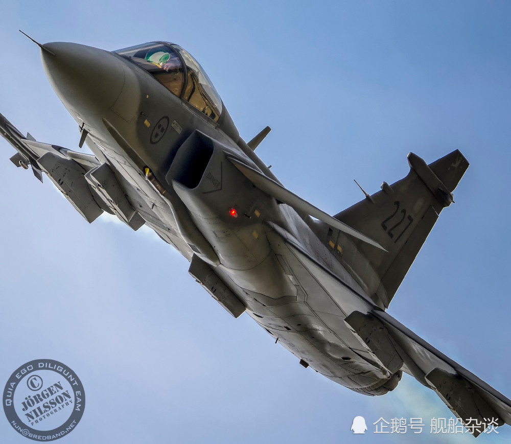 身轻如燕,云海翻腾,萨博jas-39 gripen"鹰狮"战斗机