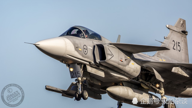 身轻如燕,云海翻腾,萨博jas-39 gripen"鹰狮"战斗机