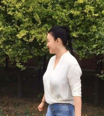 关婷娜跟随赵本山16年,被捧得红到发紫,37岁仍单身似少女