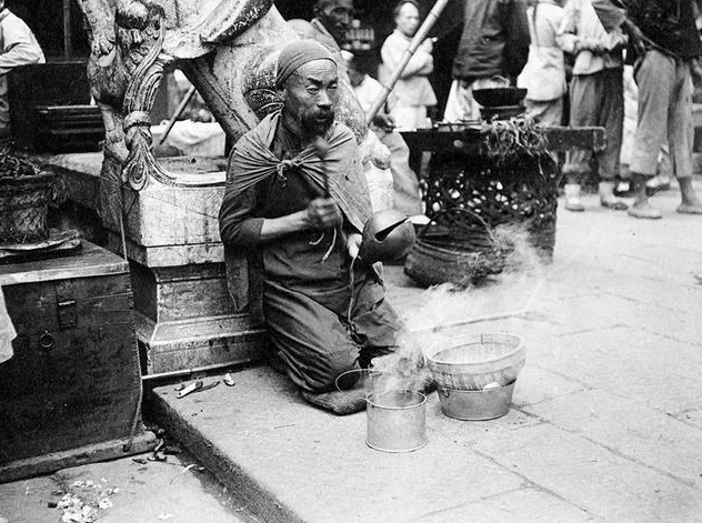 1910年,上海城隍庙内的盲眼乞讨者.