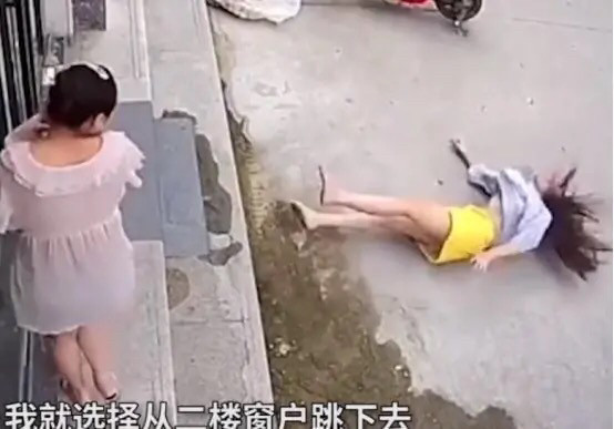在河南商丘,一个年轻女子多次被丈夫殴打.