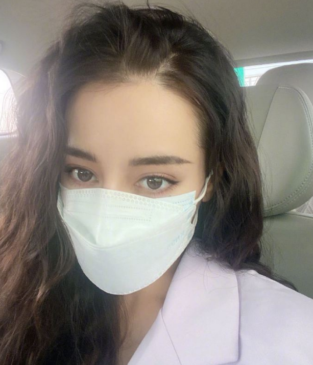 迪丽热巴兑现承诺晒九宫格自拍,戴口罩出镜遭粉丝"差评"