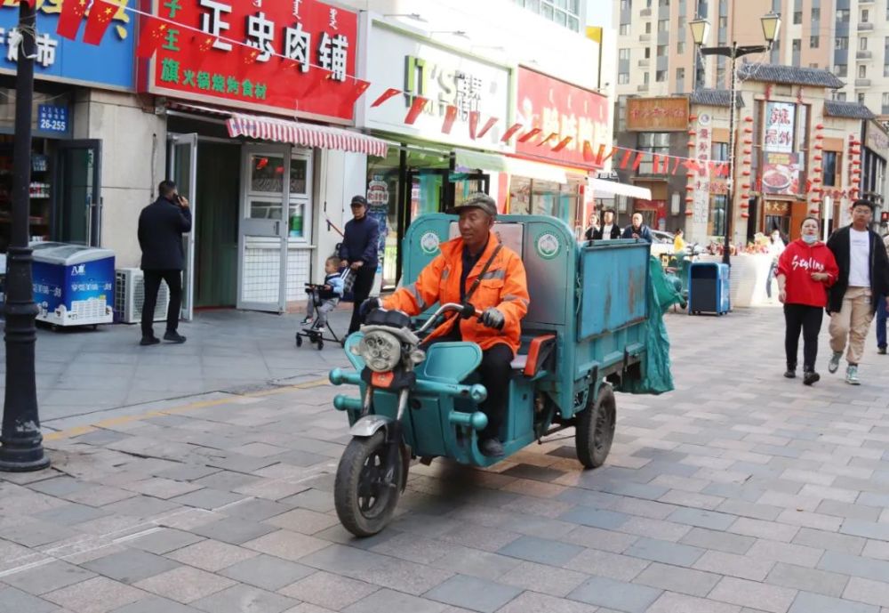 国庆我在岗——环卫工人:城市中最温情的橙色风景