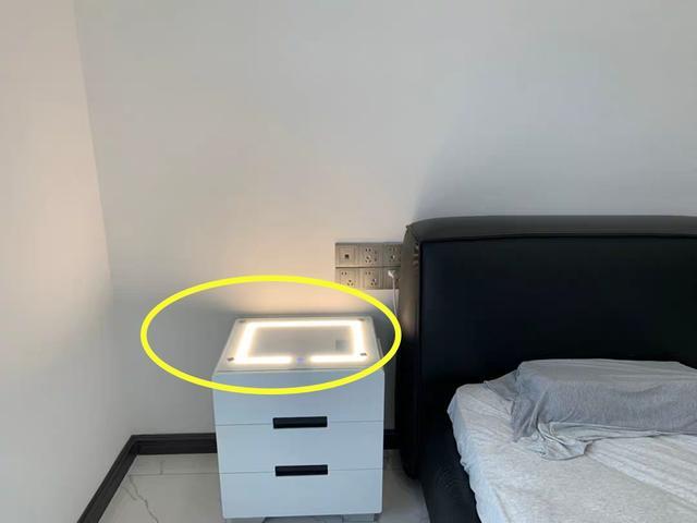 谁不想装个可以台面充电的床头柜,省了灯带插座,回家我要装试试
