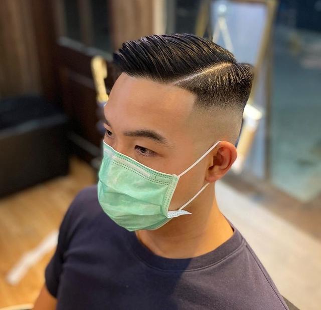男生"侧背"发型潮流个性,比传统大背头帅多了,剪完清爽不油腻