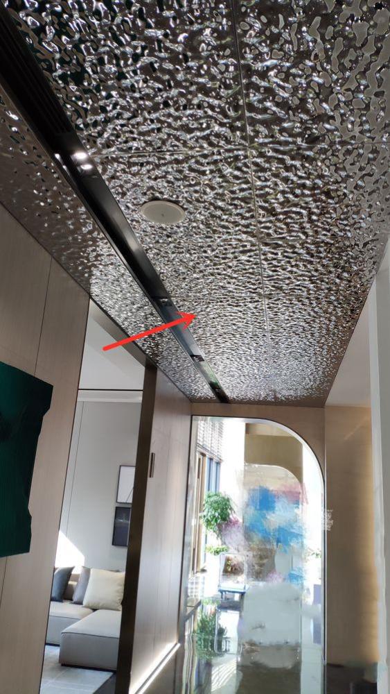 也不是其他木质板材,而是 做吊顶的效果如上图,具体水波纹不锈钢板还
