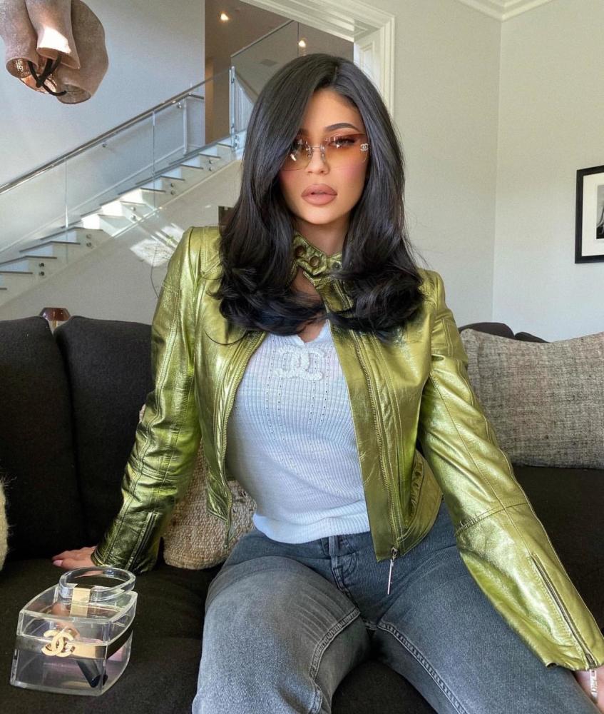 kylie jenner分享包包视频,"千万"衣帽间的爱马仕背景墙亮了