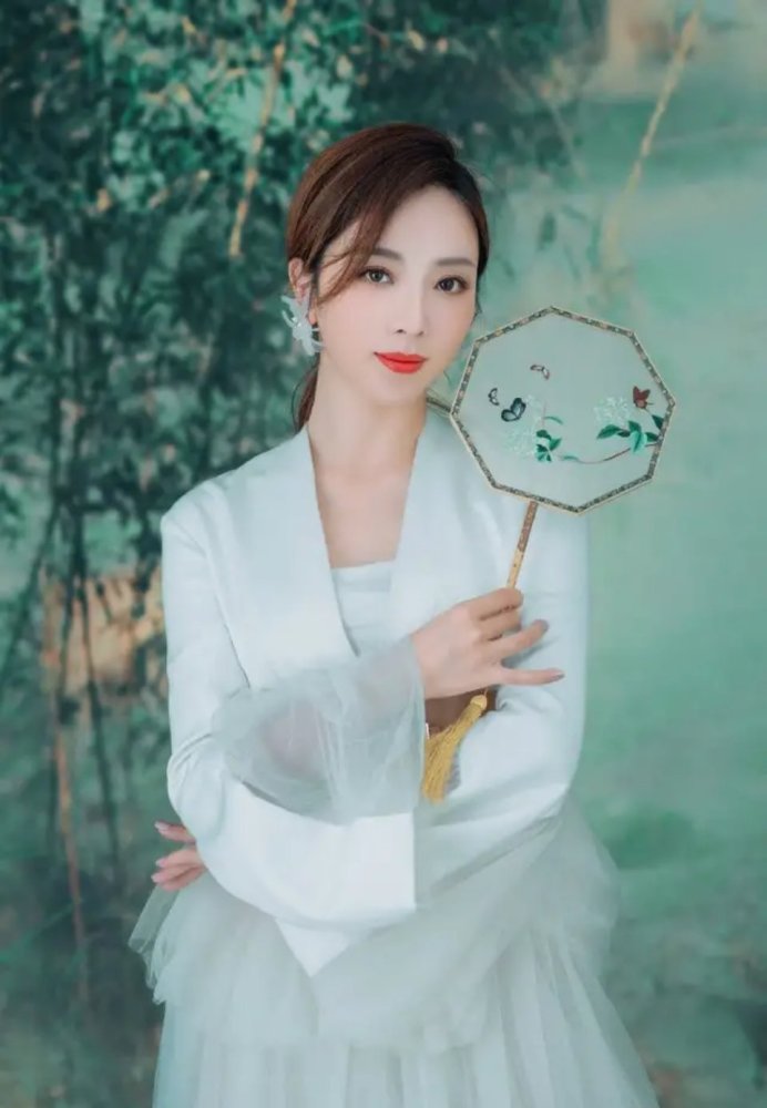 央视主持李思思汉服写真,手持香扇超有韵味,妥妥的古典美人_腾讯新闻
